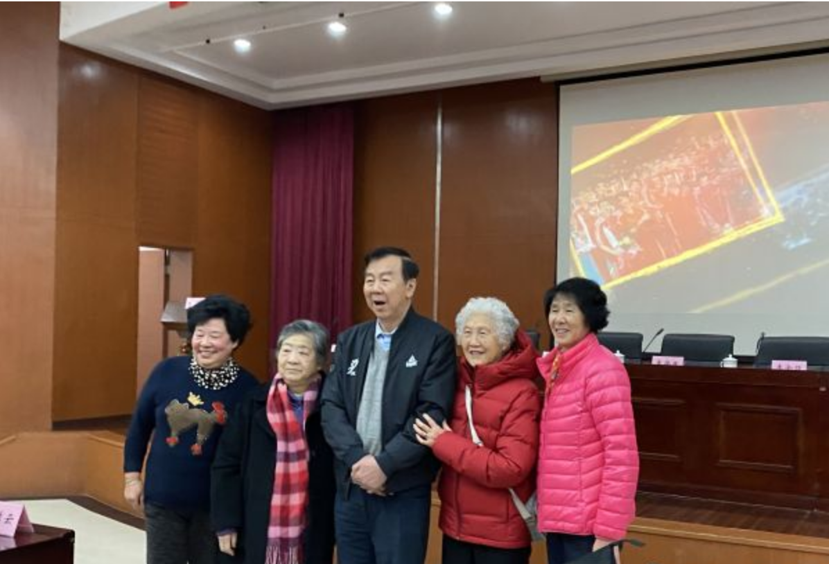 原创江苏排球60年!80岁袁伟民同框24岁徒孙张常宁 颁奖64岁爱徒孙晋芳