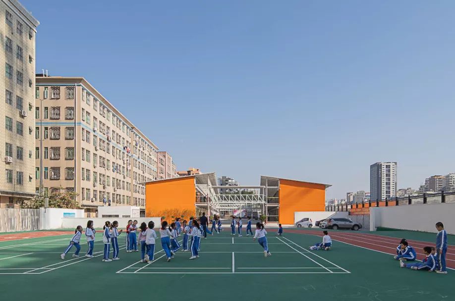 龙华第三小学学校坐落于龙华街道老城区中,西接工业路,东临龙华公园