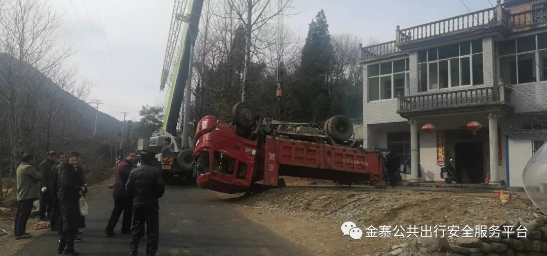 受雨雪天气影响,道路湿滑,金寨双河至铁冲方向发生一起 交通事故