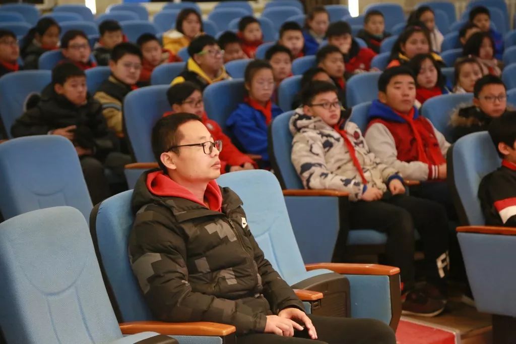 北大附属实验学校小学段12月德育课堂尊纪律守规矩行为习惯早养成