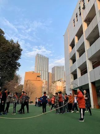 人北小学西区举行跳长绳周活动