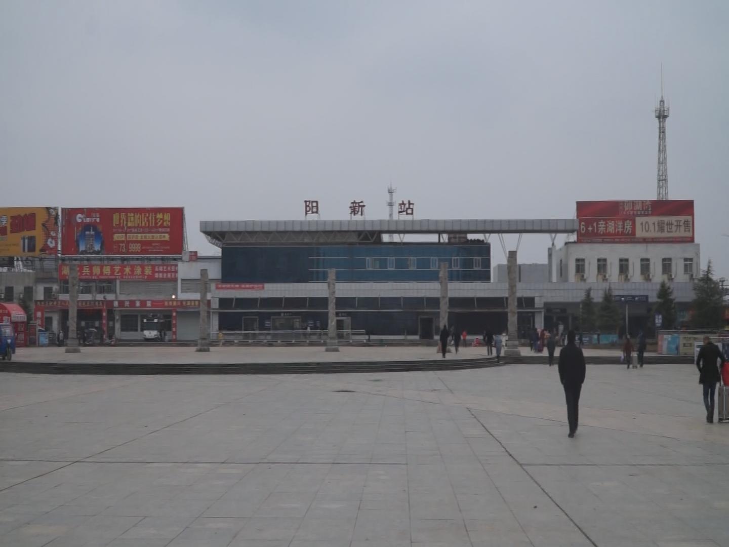 20日上午,记者来到阳新火车站广场,该局市政设施所管理人员和施工人员