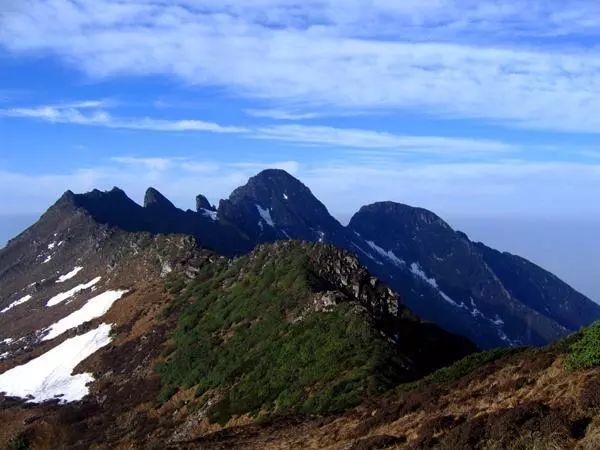 蒼山是雲嶺山脈南端的主峰,由十九座山峰由北而南組成,北起洱源鄧川