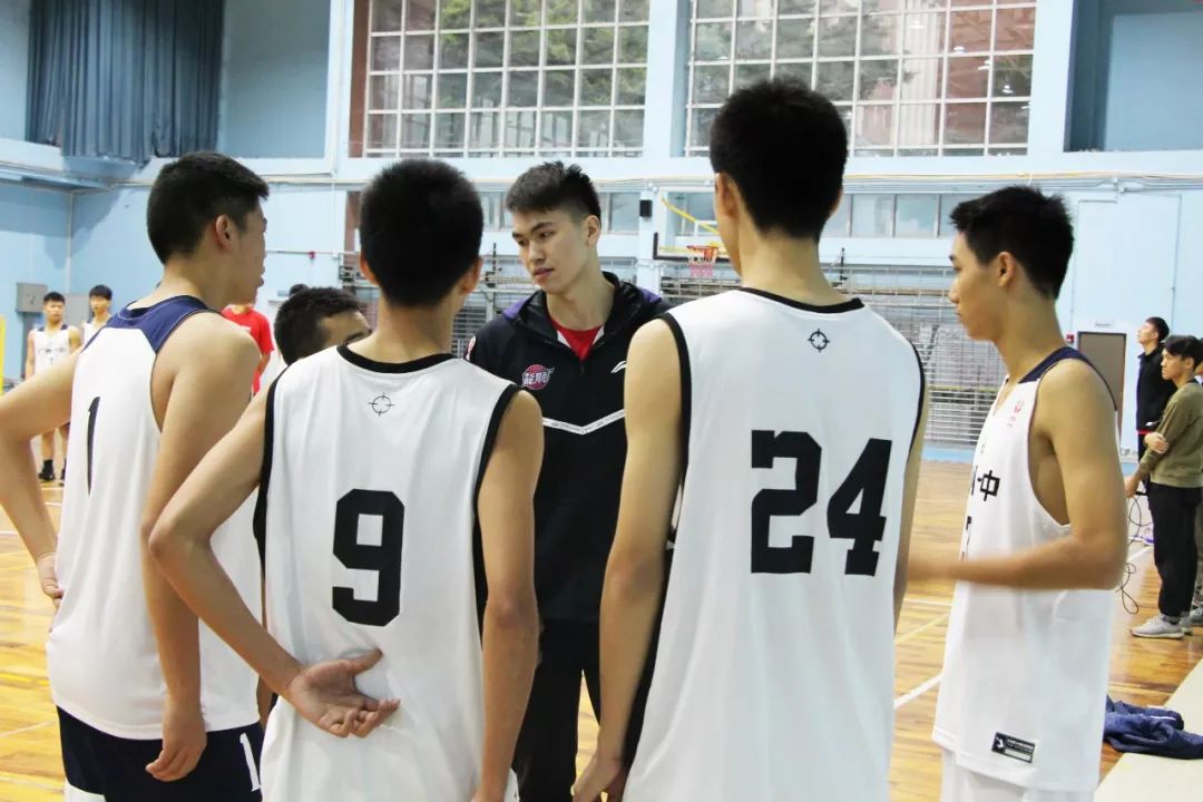 活动图集广州一中篮球队教练陈嘉文对本次活动也进行了肯定,他表示:"