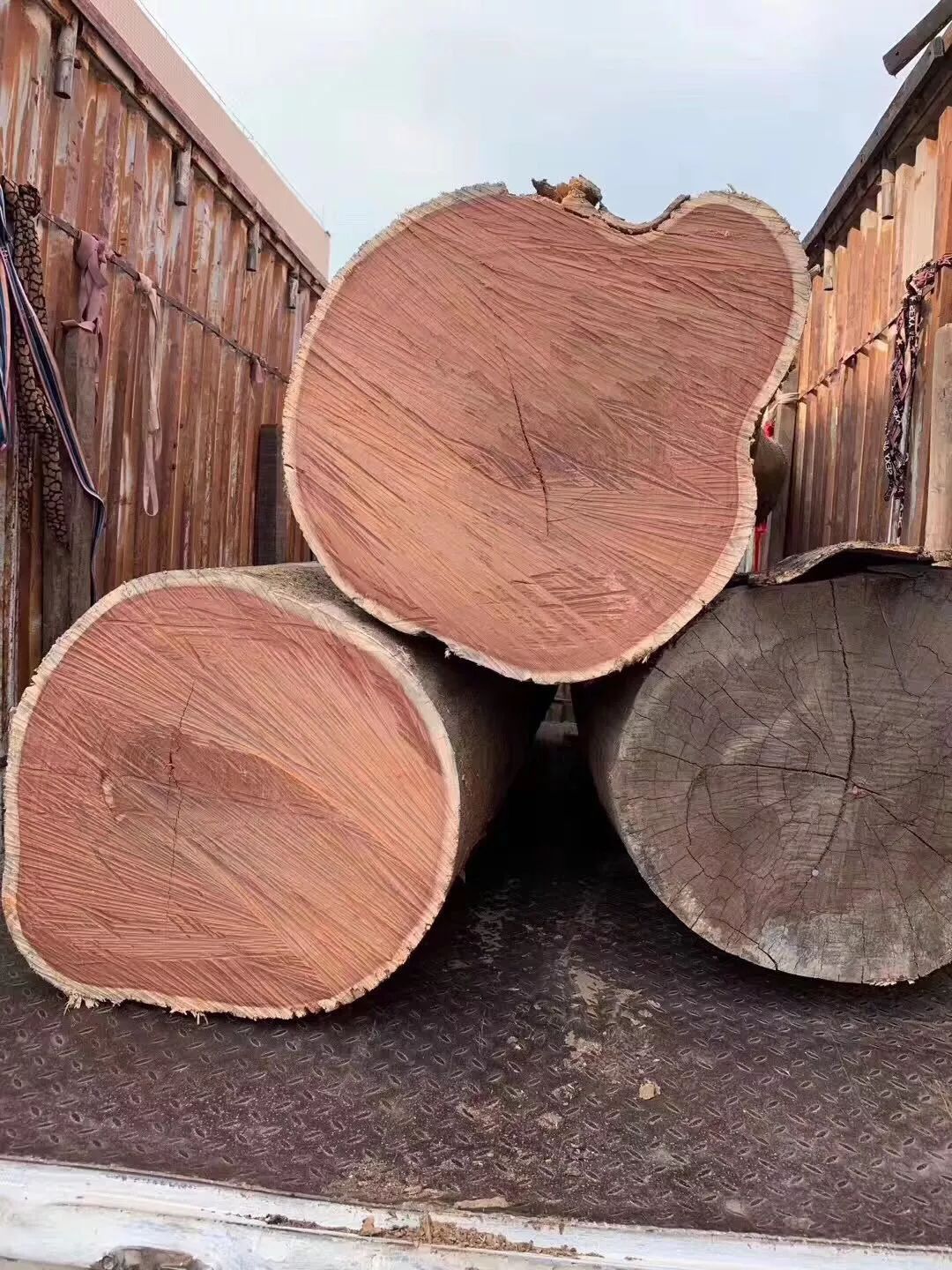 这种纹理市面很多,但大多不是缅甸花梨木.