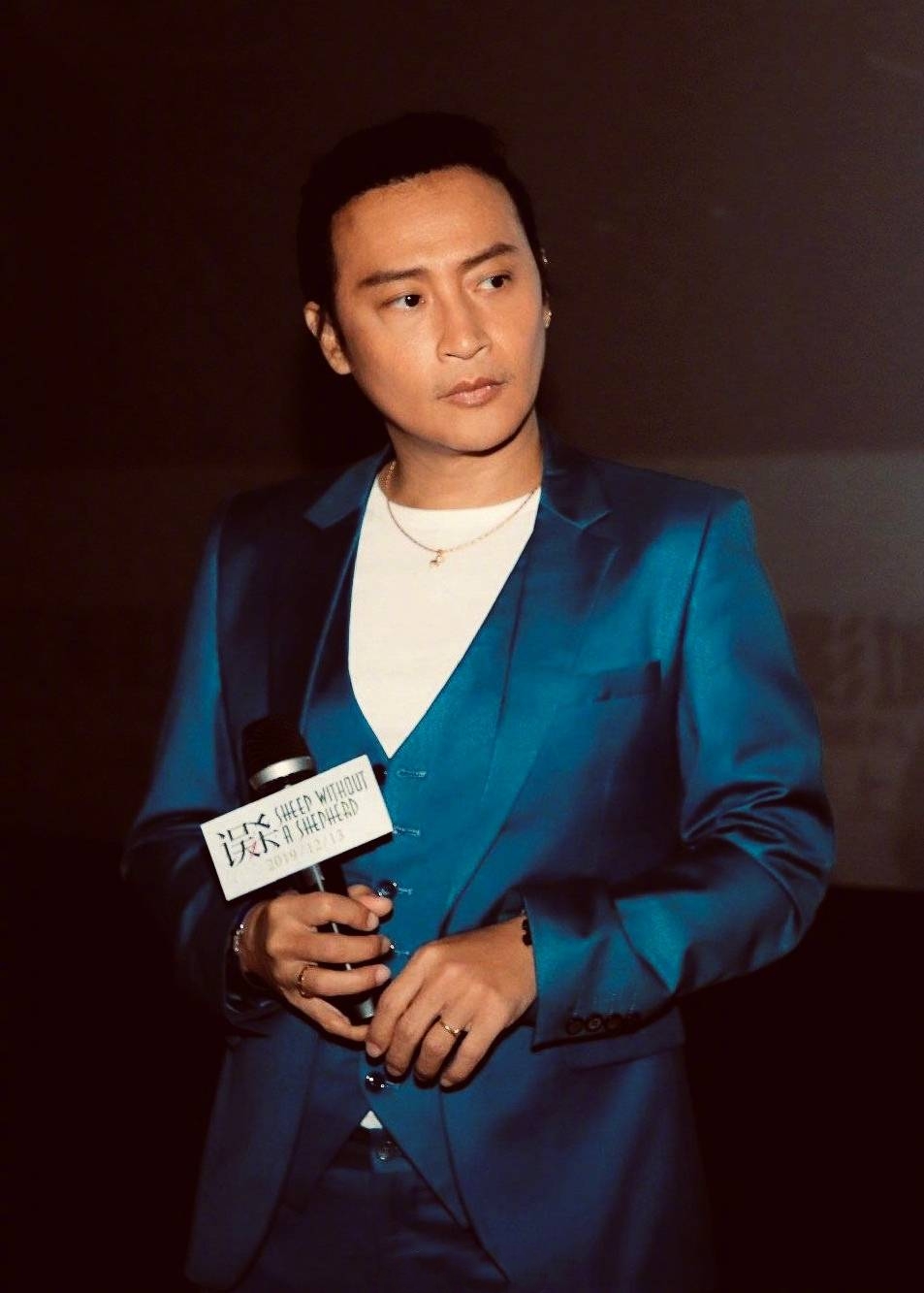 陈志朋求求你做个正常人!丢掉奇装异服穿西装,烫复古卷man爆了