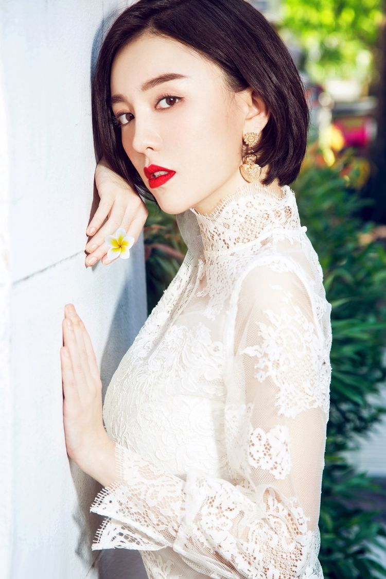 短发美女明星吕佳容写真