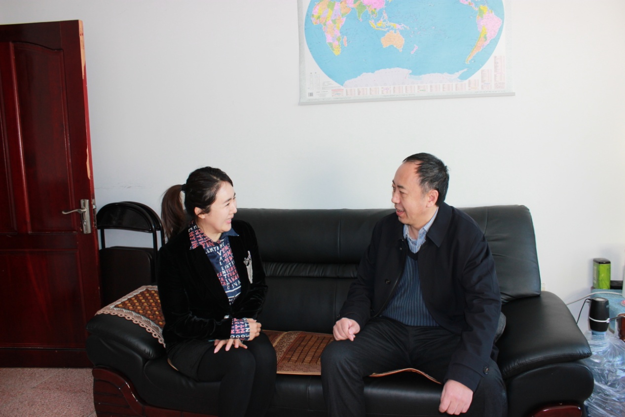 在代表工作的办公室,解博冠检察长向他通报了昂昂溪区检察院今年以来