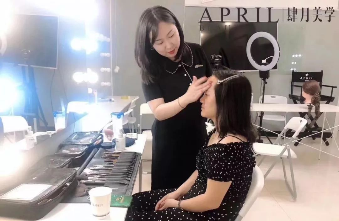 难过的枫叶拍过我的肩