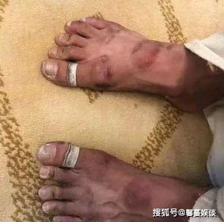 原创杨丽萍花十几万做指甲,无意暴露手掌,明白小彩旗为什么要放弃了