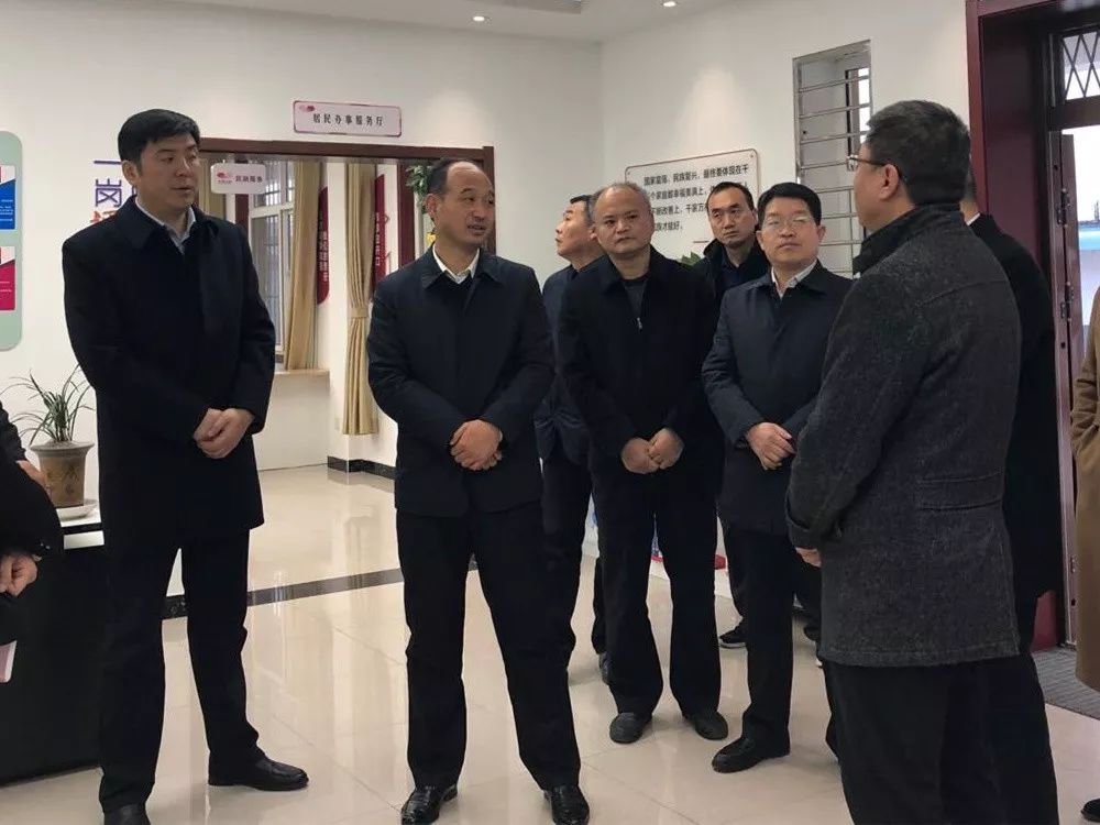 景雪峰一行先后来到中宏社区,芙蓉社区,彩虹社区,华泰社区,秦都花苑