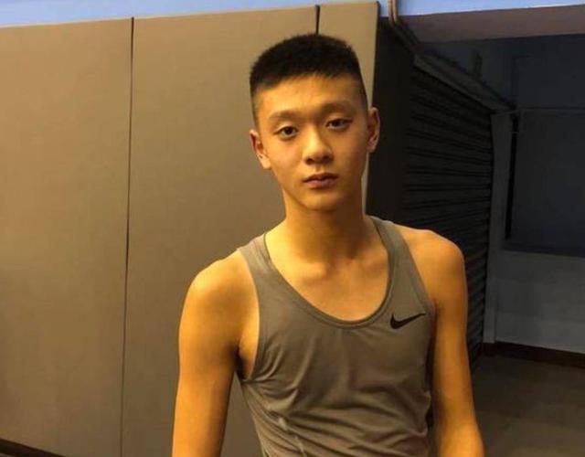 香港著名已故女星遗孤近照曝光外形阳光帅气被王菲前经纪人收养