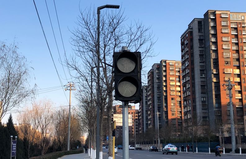 热线| 顺义这路口,4组红绿灯咋集体"罢工"!