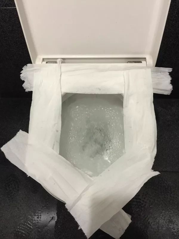 在线等很急拉肚子遇到冰凉的马桶圈坐还是不坐