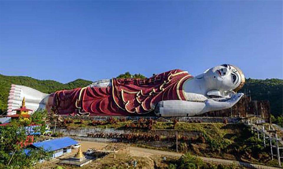 原创世界最大"卧佛",横卧在山脚下面,游客:不敢去拜,瘆得慌!