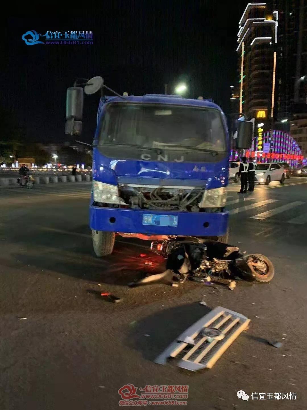 信宜一摩托车在江东湾桥头被卷入车底一人受伤