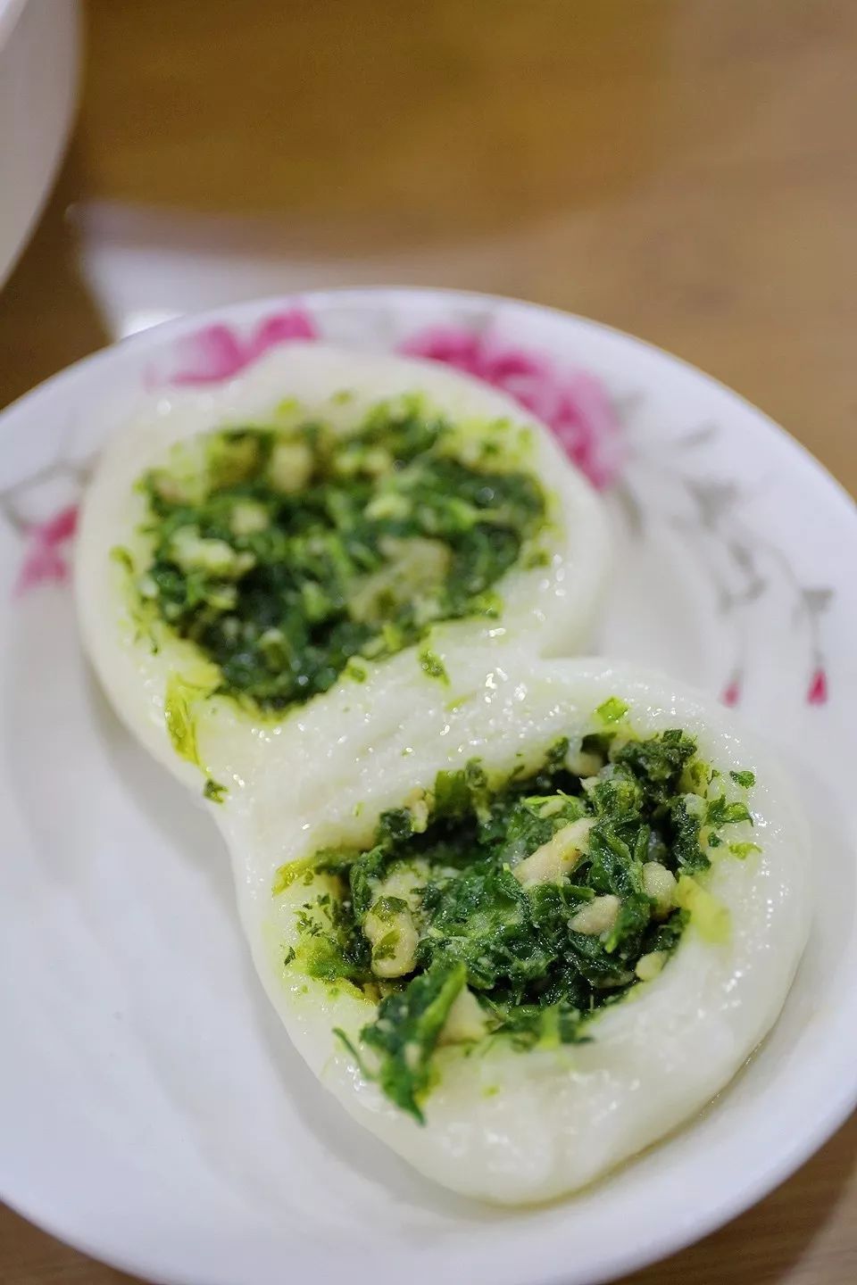 店里主要售卖五种团子,笋干,荠菜,芝麻,豆沙,百果团子,每一款都很是