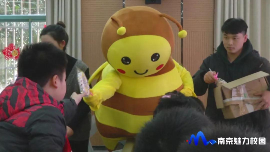 蜜蜂"一起为同学们送上棒棒糖小礼物,特此鼓励获得校长特别奖的同学们