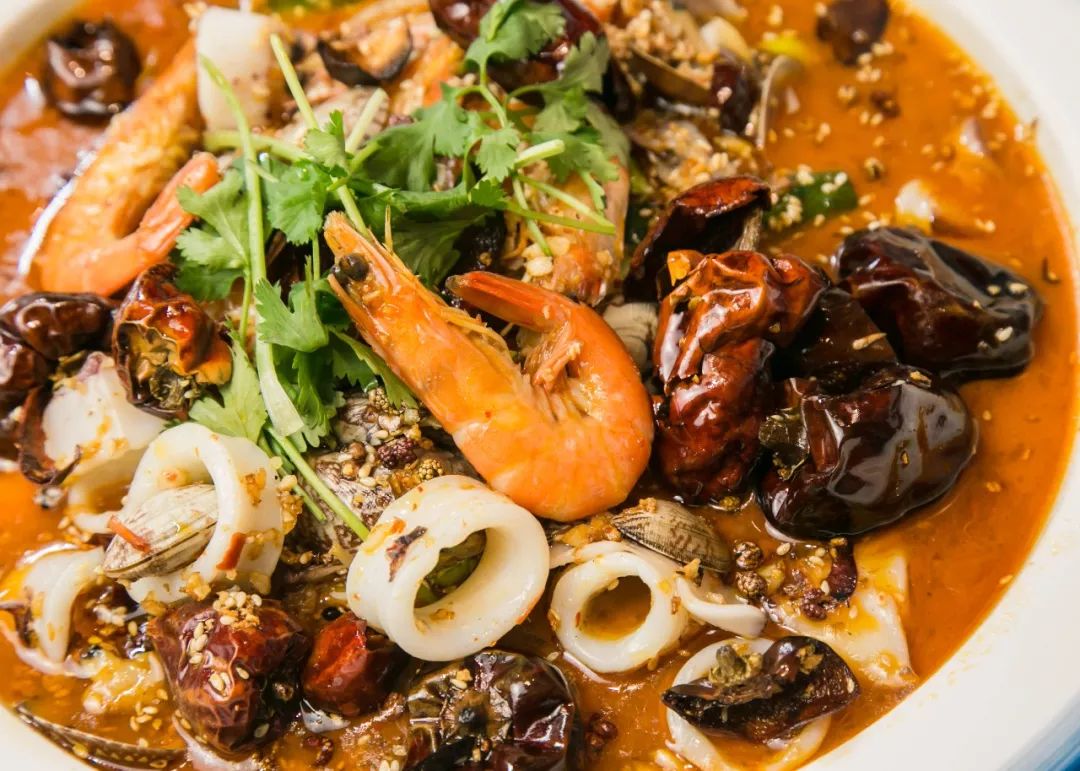以鲜虾,鱿鱼,花蛤为主菜,来自海鲜的甜味丝毫没有被香辣的酱汁掩盖!