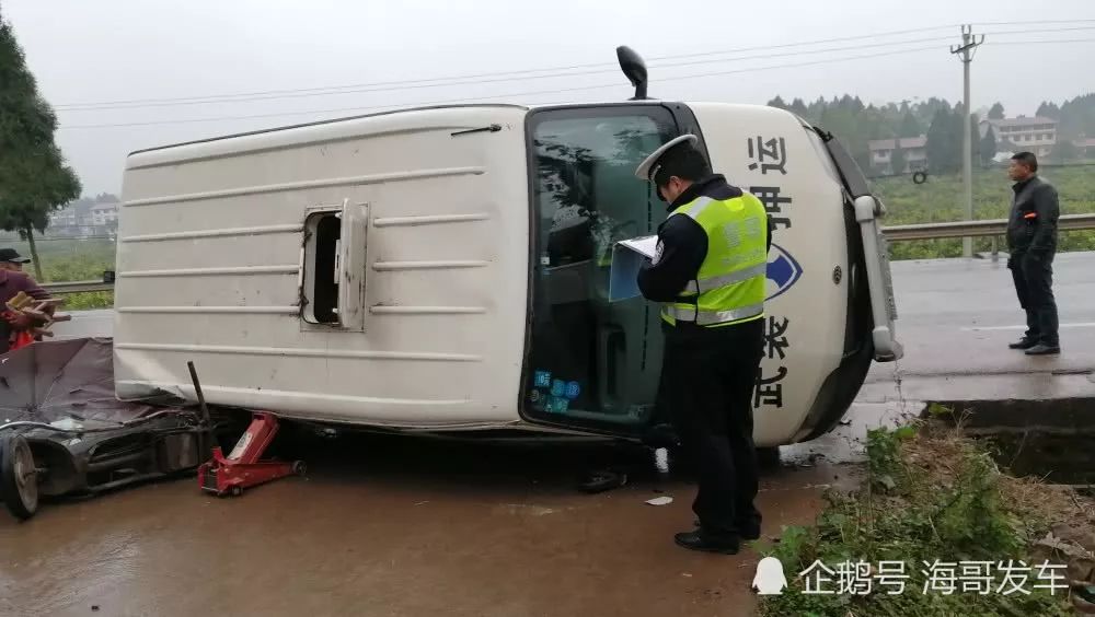 安岳一运钞车和电动摩托撞在一起摩托被压在侧翻的运钞车下