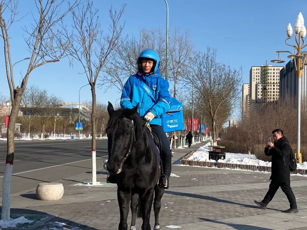 惊呆呼市一外卖小哥居然骑马送外卖