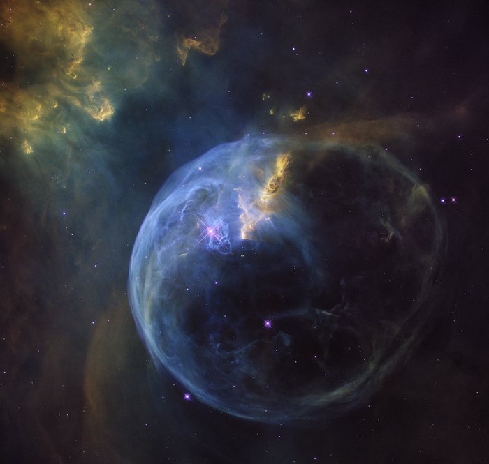 遥远的星系                  气泡星云,也被称为ngc 7635,是一个