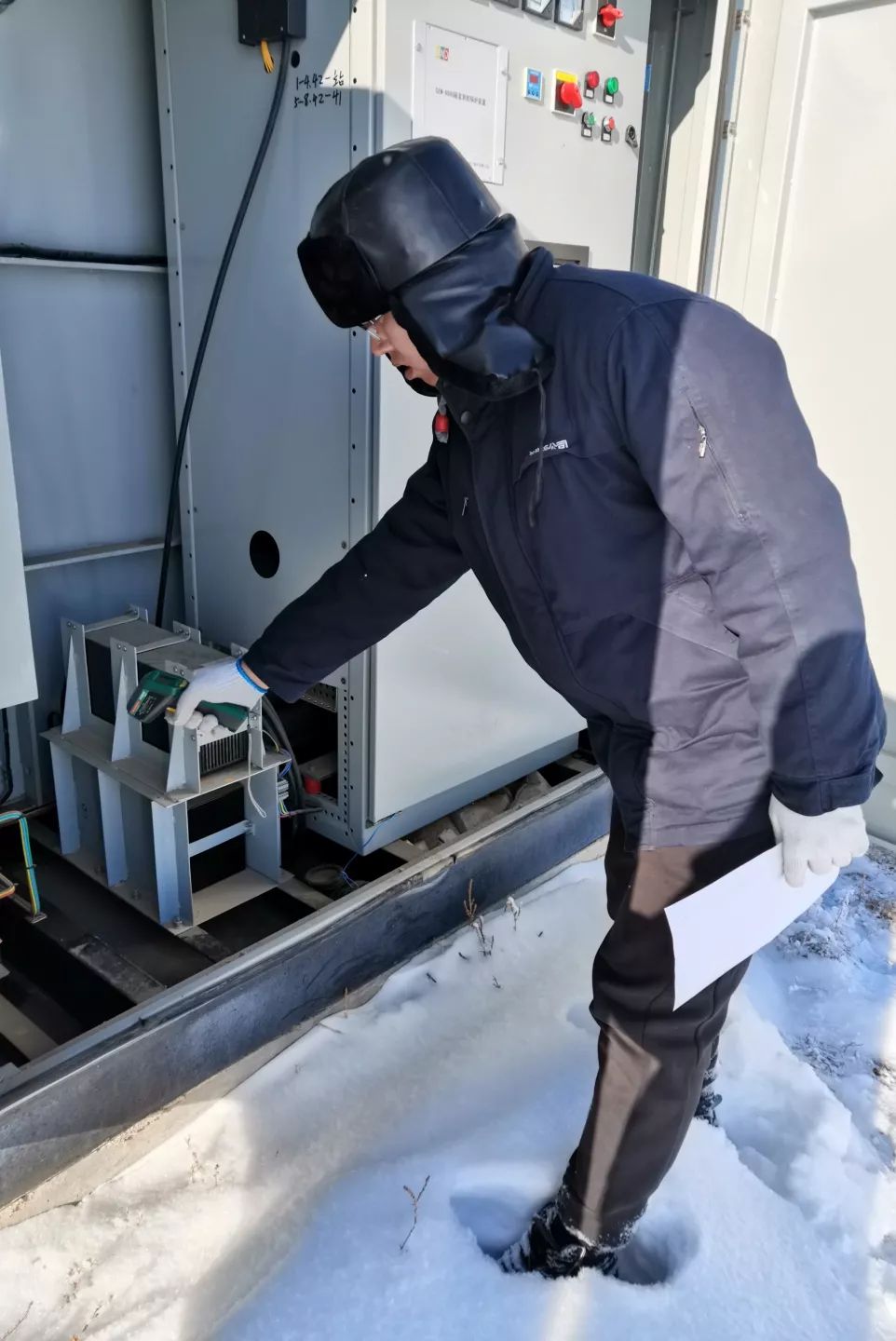 在包头达茂草原深处的巴音风电场,"风机战士"正迎着