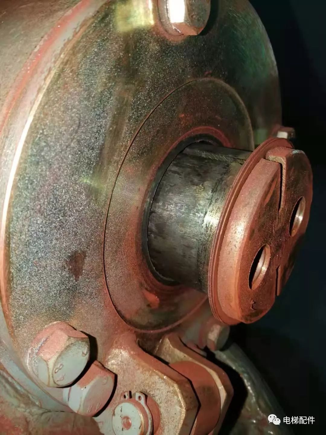 报修电梯坏了,到现场发现电梯顶层冲顶刹车,检查发现制动器铁芯卡阻