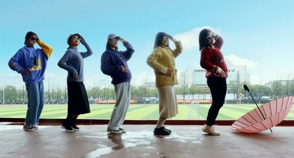 姿势你们是不是也很心动啊快约起你们的好朋友一起来摆拍呀可以在微博