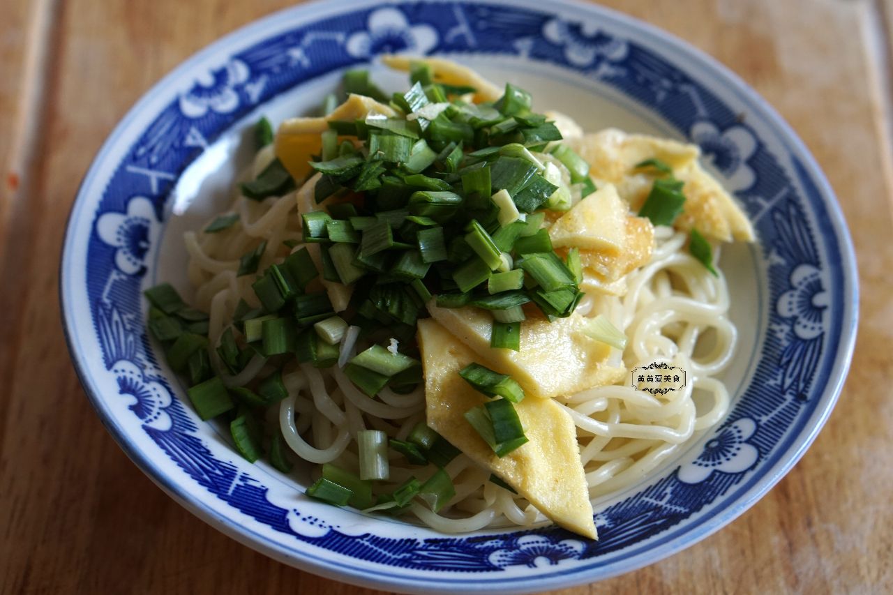 原创天冷就馋这懒人面条,煮一煮就搞定,酸爽开胃,比外卖都快