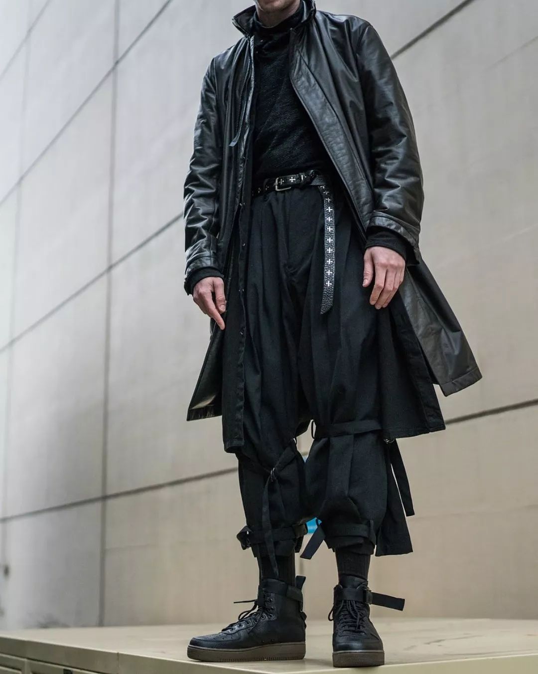 以及早期的电影《黑客帝国》中,机能感的服装就已经崭露头角.