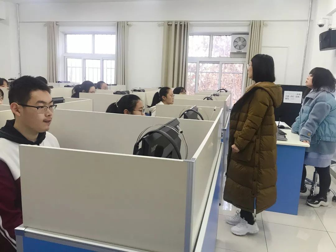 考试开始前,良乡二中考点监考老师提示考生注意事项.