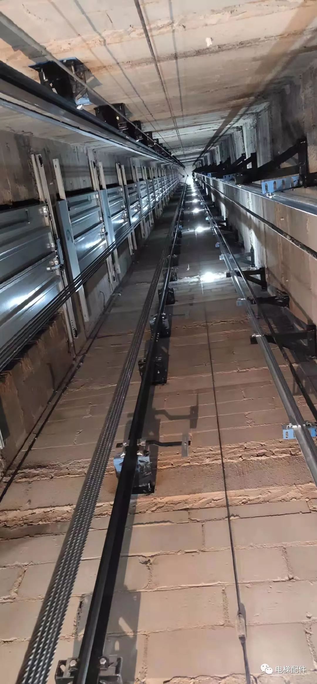 电梯顶层冲顶刹车,检查后才发现……_制动器