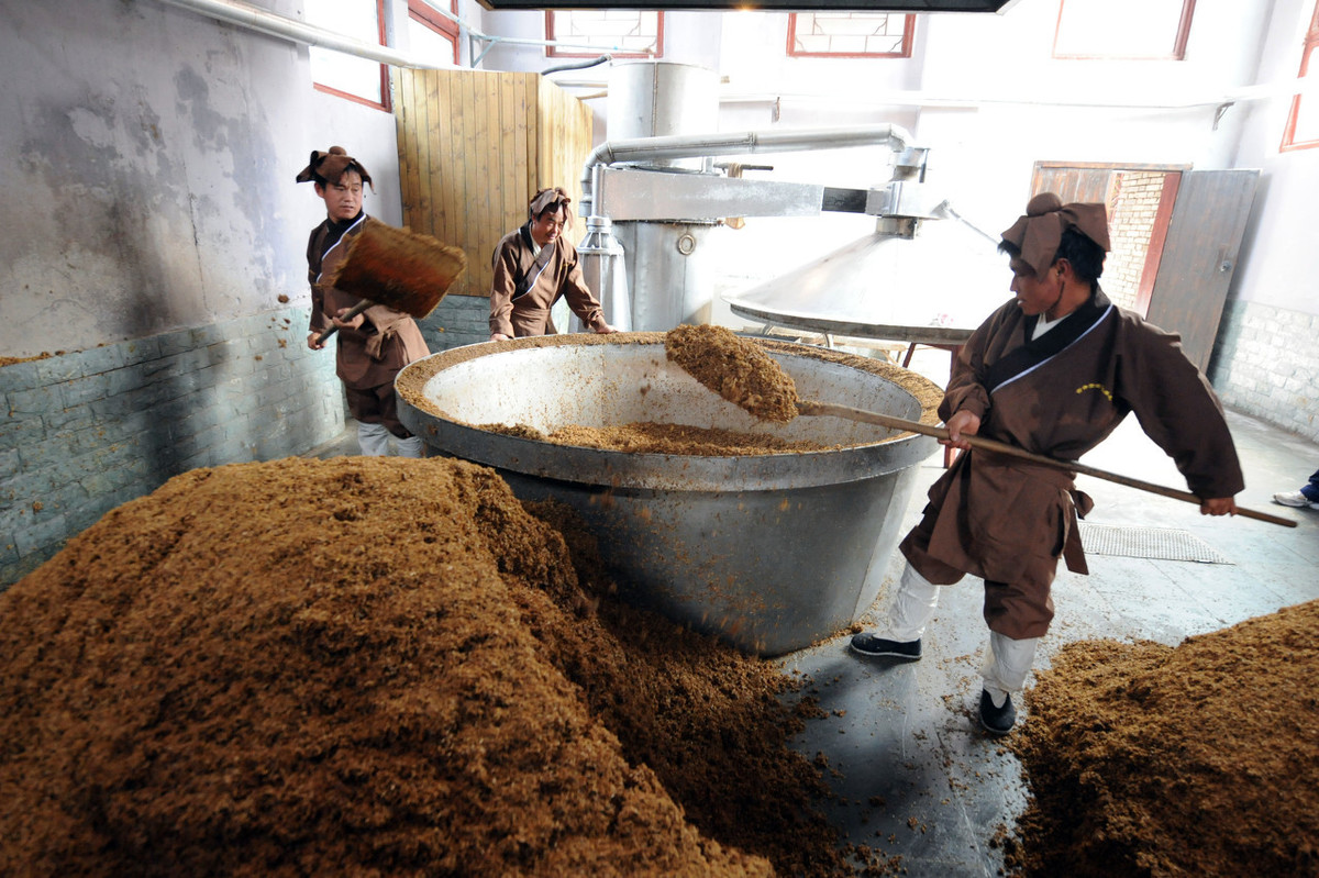目前中国白酒的酿造原料主要分为:1,粮谷类原料(高粱,玉米,大米,小米
