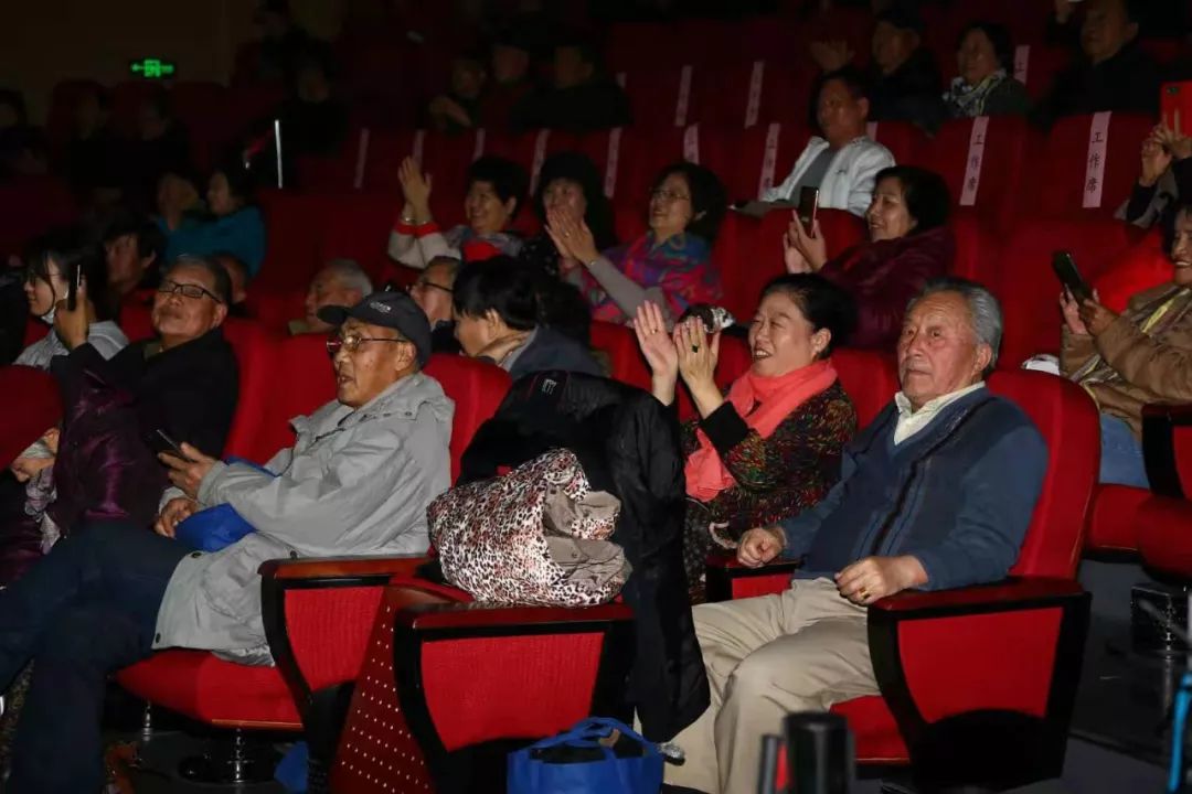 现场观众的欢呼喝彩