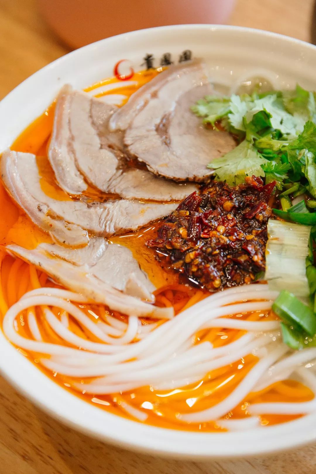 想吃到这碗地道的贵凤凰贵州羊肉粉 可一定要早点来 羊汤每天现熬 熬