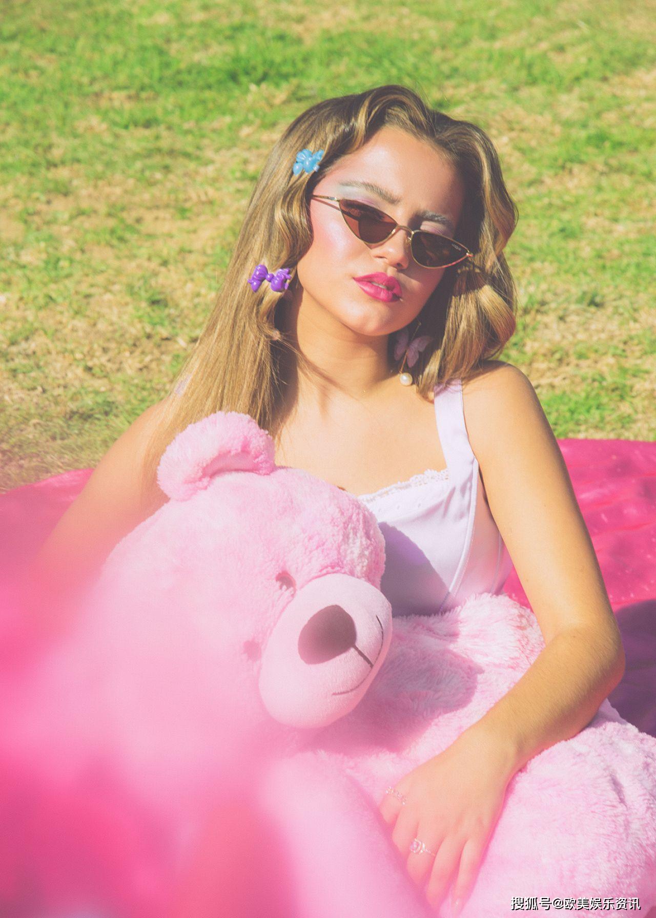 伊莎贝拉·默塞德(isabela merced)登上《galore》杂志