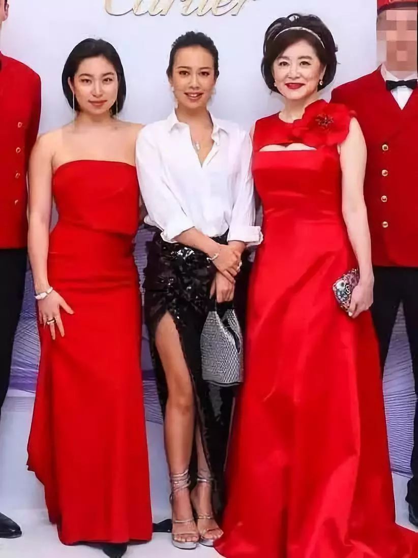 林青霞23岁女儿邢爱林进入社交圈,长大变美打扮后很惊艳