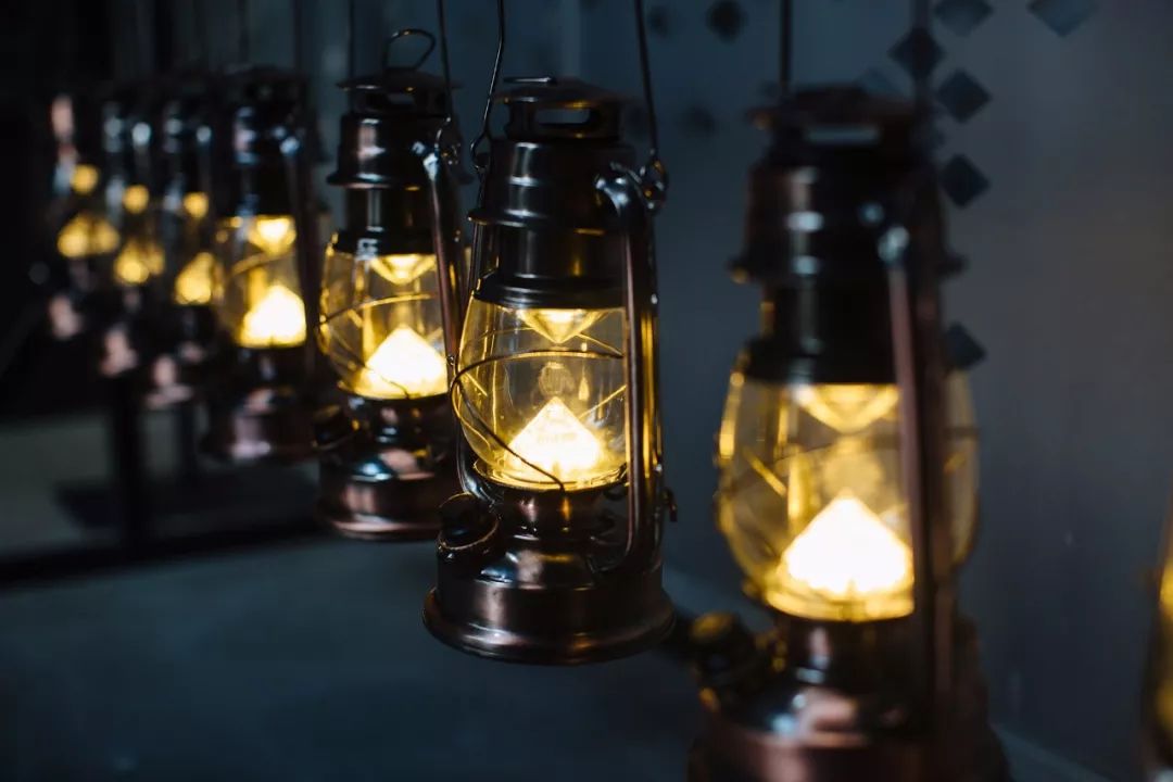 带上 蓝光手电or复古提灯,进入茫茫黑夜吧