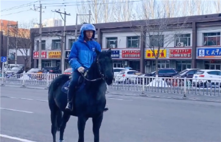 内蒙古外卖小哥骑马送餐，称雪天比骑车快