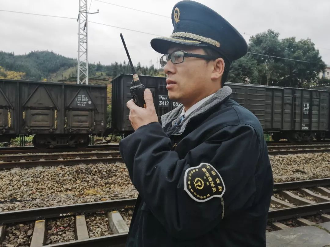 北方取暖靠暖气,南方取暖靠抖!铁路职工取暖靠……_摄影