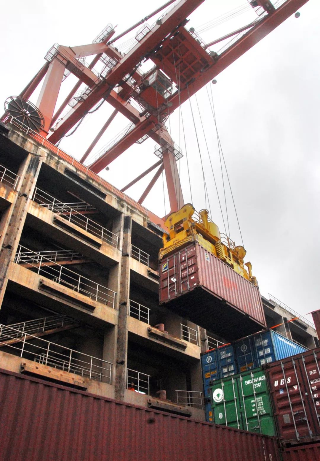 目前,涪陵港黄旗码头年综合通过能力达500万吨,承担了涪陵90%以上的集