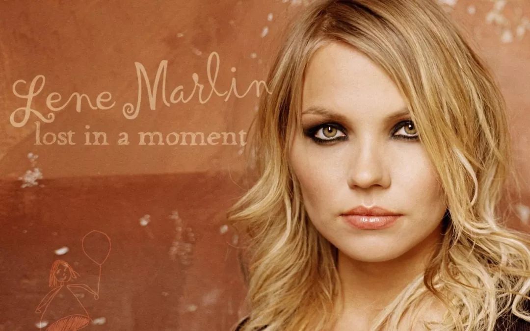 lene marlin的《sitting down here》跟林忆莲翻唱中文版的《我坐在