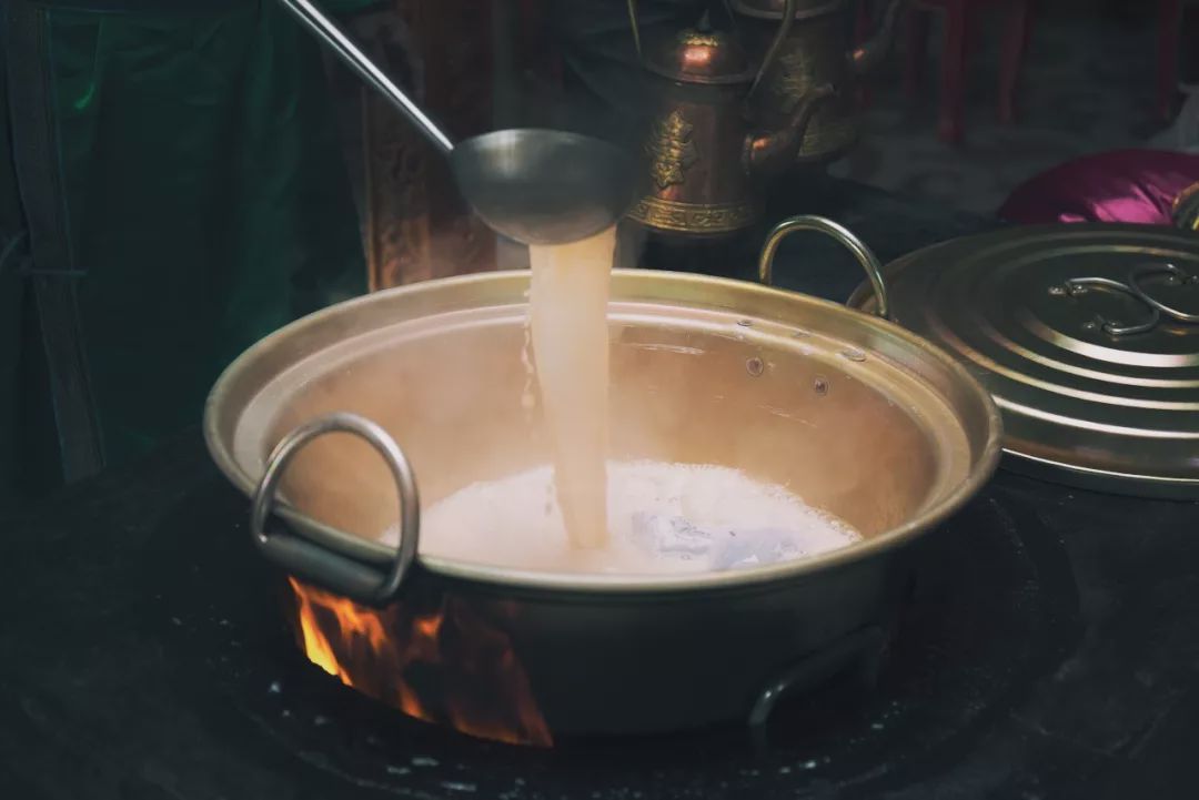 奶茶,蒙古语称"苏台茄",制作方法比较简单,不像西藏的酥油茶那么麻烦.