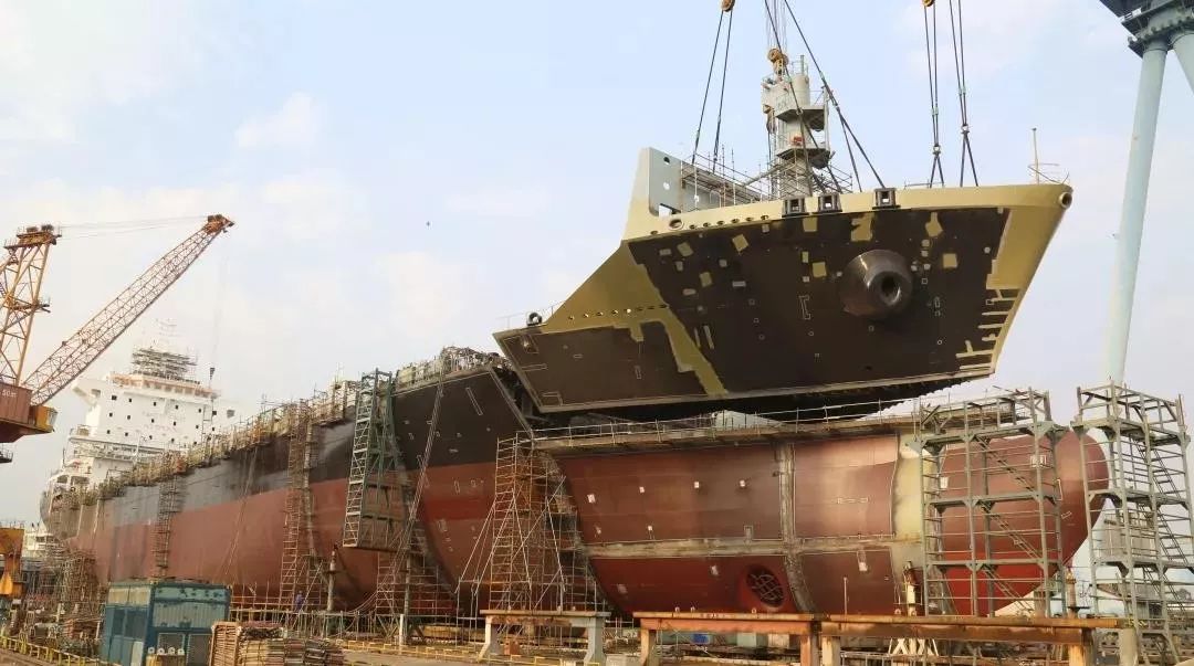 广东中远海运重工1750teu集装箱系列8号船主船体成型