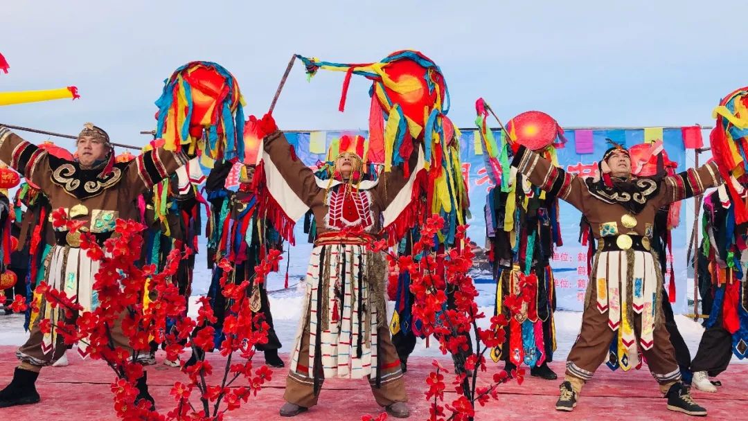 市冬捕节承载着鹤岗缤纷的地域魅力,是人民翘首以盼的一道 "文化大餐"
