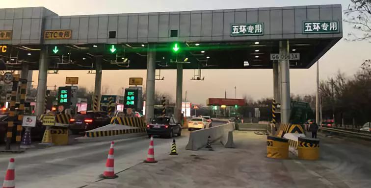 驶入京藏高速(见下图);清河主站出京方向左侧7条车道为京藏高速入口