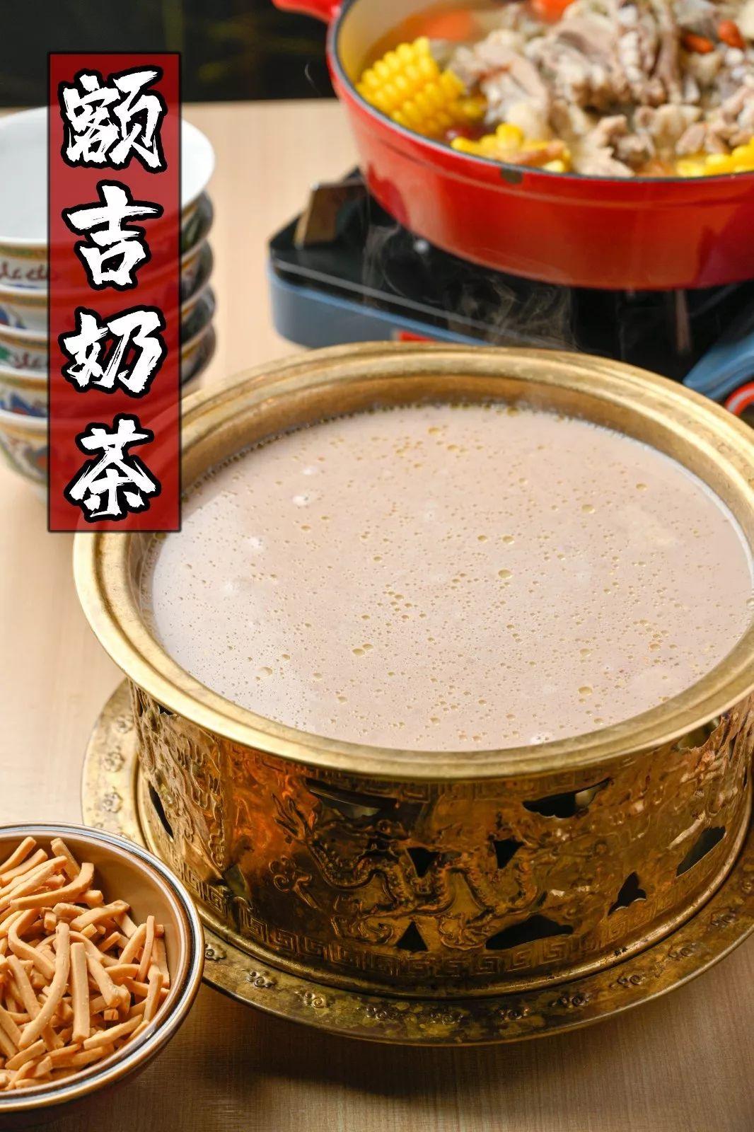 传统的蒙古奶茶,里面有砖茶,牛奶,酥油,酥条等当地特色食材,勺起还能