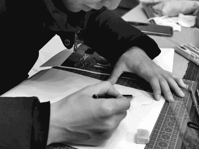 同一间屋子的另一处,"皮具张"正在埋头制作鼠年挂饰,"米老鼠也是老鼠"