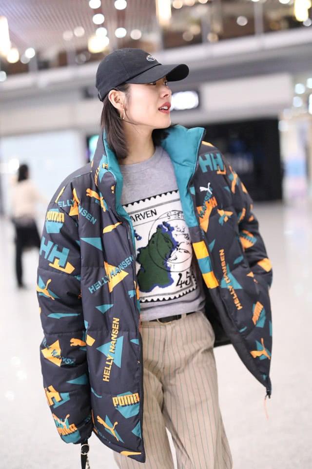 刘雯机场走出秀场感穿大号羽绒服看着好瘦超模范十足